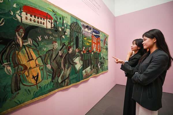 17일 서울 영등포구 현대백화점 더현대 서울 6층 복합문화공간 알트원(ALT.1)에서 진행되는 ‘프랑스국립현대미술관전 : 라울 뒤피, 행복의 멜로디’에서 고객들이 전시를 관람하고 있다. (제공: 현대백화점 더현대) ⓒ천지일보 2023.05.17.