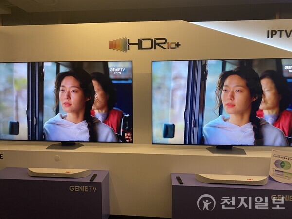 [천지일보=손지하 기자] 삼성전자 TV에 HDR10+이 적용된 모습(오른쪽). 하단에는 셋톱박스 기기와 리모콘이 있다. ⓒ천지일보 2023.05.18.