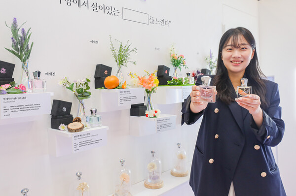 18일 오전, 서울시 영등포구 더현대 서울 지하 2층에 위치한 ‘데뷔 못 하면 죽는 병 걸림’ 팝업스토어에서 직원이 제품을 소개하고 있다. (제공: 현대백화점)