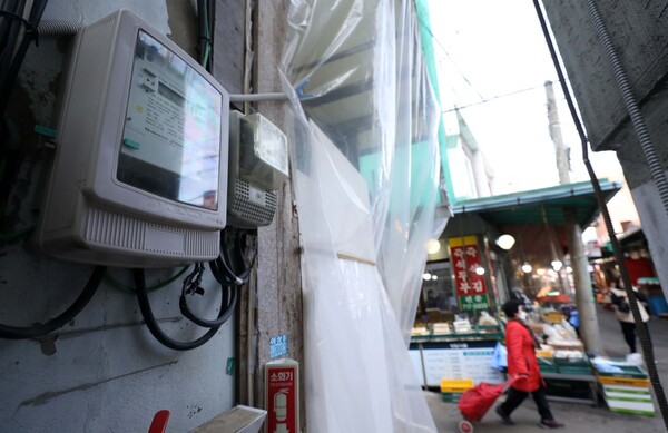 서울의 한 전통시장에 전기 계량기가 설치돼 있다. 정부는 지난 15일 공공요금 인상안을 발표했다. (출처: 뉴시스)