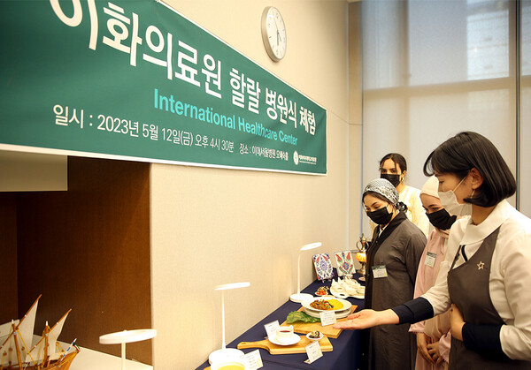 중동 지역 관계자들이 지난 12일 서울 강서구 이대서울병원에서 열린 할랄 병원식 메뉴 시식회에서 메뉴를 품평하고 있다. (제공: 아워홈)