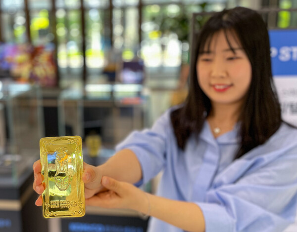 19일 경기 성남시 분당구 현대백화점 판교점 1층 ‘한국조폐공사 NFT 골드바’ 팝업스토어에서 직원이 ‘스마스 아트 골드바 컬렉션’을 소개하고 있다. (제공: 현대백화점) ⓒ천지일보 2023.05.19.