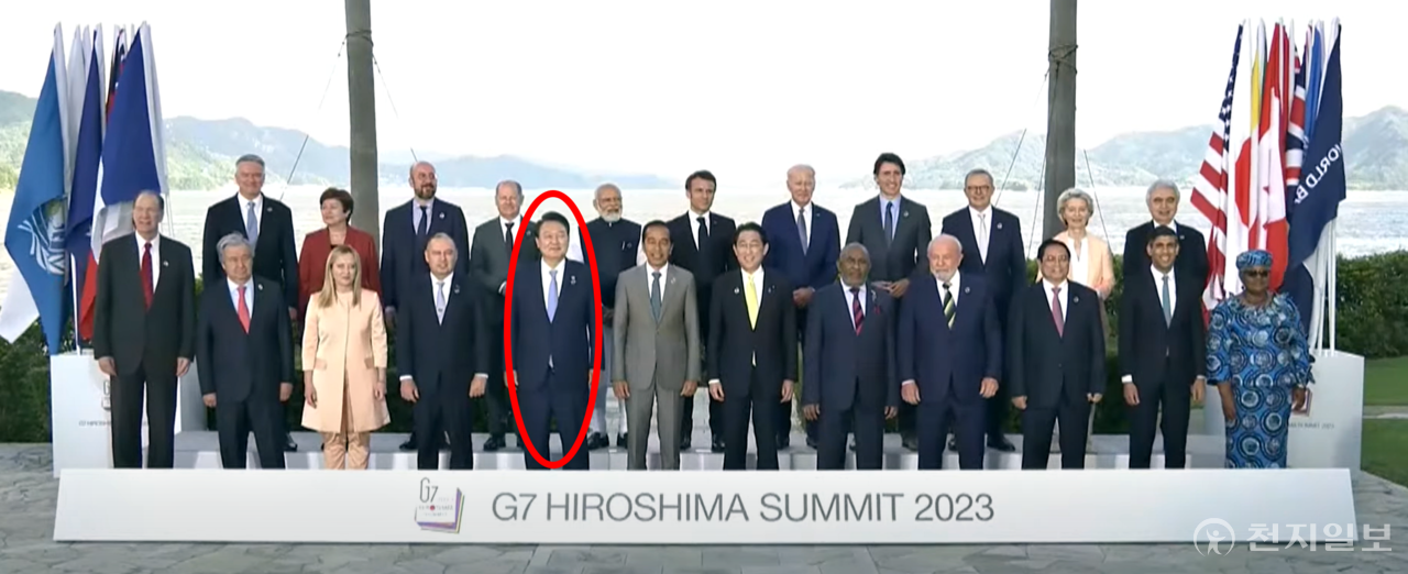 [천지일보=정다준 기자] G7 의장국인 일본 초청에 따른 참관국(옵서버) 자격으로 G7 정상회의 참석한 윤석열 대통령이 20일 일본 히로시마 그랜드 프린스 호텔에서 열린 G7 정상회의에서 주요 7개국 정상 등과 기념촬영을 하고 있다. (출처: G7 생중계 영상 캡처) ⓒ천지일보 2023.05.20.