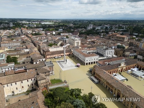 18일(현지시간) 이탈리아 북부 에밀리아-로마냐주 라벤나시의 마을 루고가 홍수에 잠겨 있다. 당국은 지난 16~17일 이틀간 이곳에 쏟아진 기록적인 폭우로 현재까지 11명이 사망했다고 밝혔다. (EPA=연합뉴스)