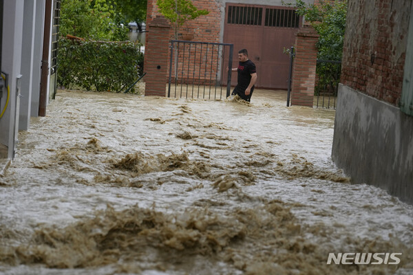 17일(현지시각) 이탈리아 에밀리아-로마냐주 카스텔 볼로네제 마을에 흙탕물이 거세게 흐르고 있다. 가뭄이 이어지던 이탈리아 북부에 폭우가 내리면서 홍수가 발생, 최소 8명이 숨지고 주민 수천 명이 대피했다. (AP/뉴시스)