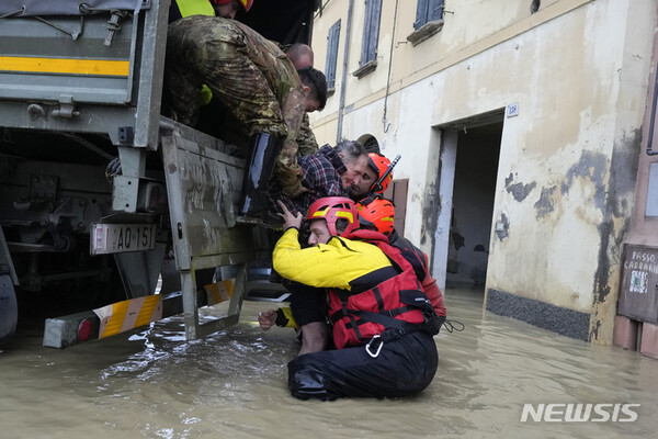 17일(현지시각) 이탈리아 에밀리아-로마냐주 카스텔 볼로네제 마을에서 소방관들이 노인들을 구조해 트럭에 태우고 있다. 가뭄이 이어지던 이탈리아 북부에 폭우가 내리면서 홍수가 발생, 최소 8명이 숨지고 주민 수천 명이 대피했다. (AP/뉴시스)