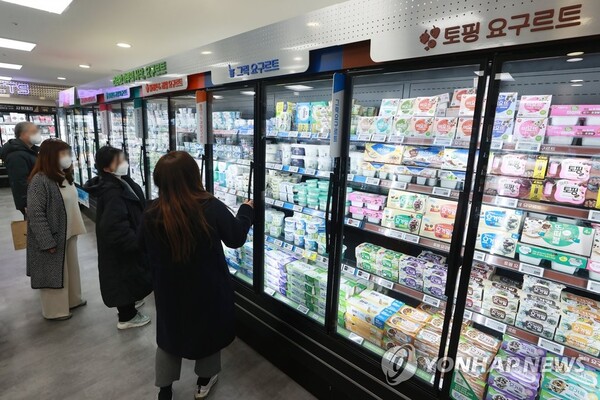 서울 송파구 롯데마트 문이 달린(도어형) 냉장고. 2023.2.13. (출처: 연합뉴스)