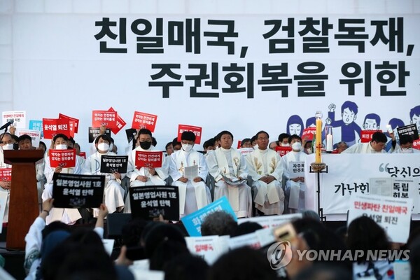 천주교정의구현전국사제단이 지난 1일 오후 광주 동구 5.18민주광장에서 ‘친일 매국 검찰 독재 윤석열 퇴진 주권 회복을 위한 월요시국기도회’를 열고 있다. (출처: 연합뉴스)