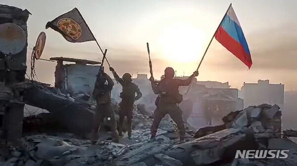 [바흐무트=AP/뉴시스] 러시아 용병 기업 바그너 그룹이 공개한 사진에 20일(현지시간) 바그너 그룹 소속 군인들이 우크라이나 바흐무트의 손상된 건물 위에서 러시아 국기와 바그너 깃발을 흔들고 있다. 이 그룹 수장 예브게니 프리고진은 러-우크라이나 전쟁 중 가장 길고도 치열한 전투 끝에 그의 군대가 바흐무트를 장악했다고 주장했으며 우크라이나 국방부는 이를 부인했다. 프리고진은 텔레그램에 올린 영상에서 바흐무트가 토요일 정오 완전히 점령됐다고 밝혔다. 2023.05.21.