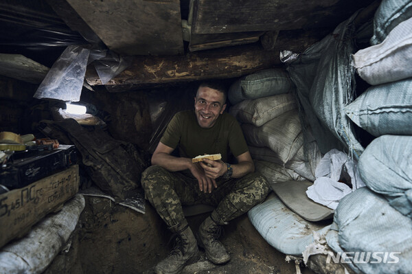 진지에서 식사하는 우크라이나 군인[바흐무트=AP/뉴시스] 22일(현지시각) 우크라이나 도네츠크주 바흐무트 전선 진지에서 한 우크라이나 병사가 빵을 먹고 있다. 2023.05.23.