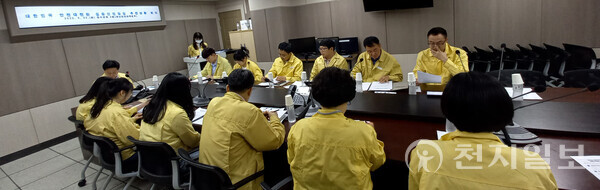 전북 장수군이 지난 22일 군청 재난안전대책본부에서 대한민국 안전대전환 집중안전점검 추진상황 회의를 진행하고 있다. (제공: 장수군) ⓒ천지일보 2023.05.23.