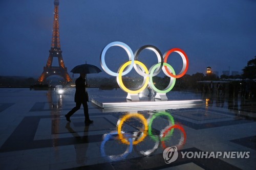 2017년 파리 트로카데로 광장에 세워진 올림픽 오륜기 조형물 (출처: AP, 연합뉴스)