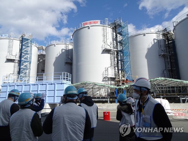 (후쿠시마=연합뉴스) 도쿄전력 관계자들이 지난 2월 2일 후쿠시마 제1원자력발전소에서 외신 기자들에게 오염수 저장탱크를 설명하고 있다. 2023.2.6