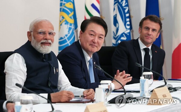 ​윤석열 대통령이 20일 일본 히로시마 그랜드 프린스 호텔에서 열린 G7 정상회의 확대세션에 입장하고 있다. 왼쪽은 기시다 후미오 일본 총리. (출처: 연합뉴스)​