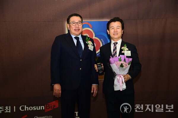 24일 ‘2023 한국의 가장 사랑받는 브랜드 대상’에서 아이 키우기 좋은 도시 부문 4년 연속 대상에 선정된 진주시의 조규일 시장(오른쪽)이 수상하고 있다. (제공: 진주시) ⓒ천지일보 2023.05.25.