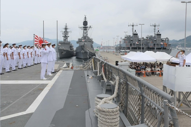 이달 10일 일본 해상자위대의 함대 귀환 행사에 게양된 욱일기. (출처: 연합뉴스)