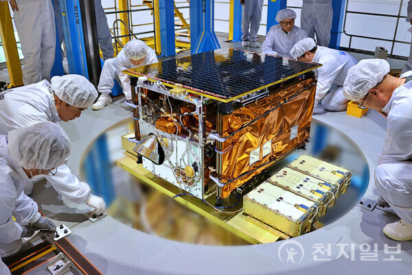 지난 10일 전남 고흥 나로우주센터 위성보관동에서 3차 발사를 앞둔 한국형발사체 누리호의 3단에 탑재위성이 장착되고 있다. (제공: 한국항공우주연구원) ⓒ천지일보 2023.05.22.