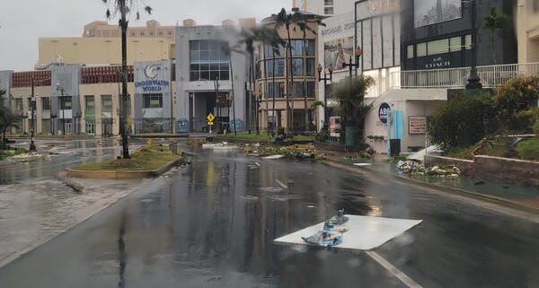괌을 강타한 태풍 마와르로 인해 25일(현지시간) 괌 거리에 잔해들이 널려 있다. (출처: 연합뉴스)