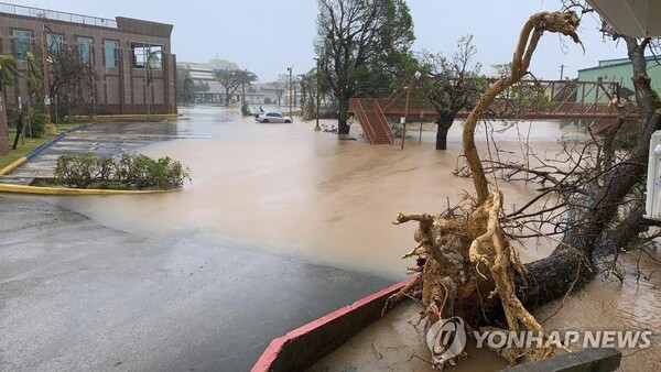 괌 태풍이 지나간 자리. (출처: 연합뉴스)