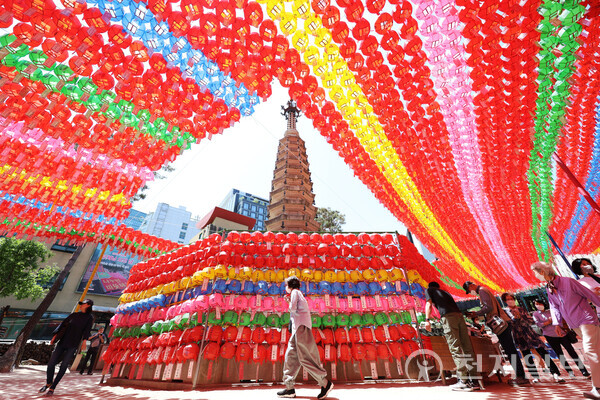 [천지일보=남승우 기자] 부처님오신날을 앞둔 23일 서울 종로구 조계사에 형형색색의 오색 연등이 달려 있다. ⓒ천지일보 2023.05.23.