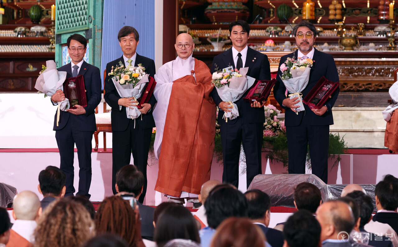[천지일보=박준성 기자] 27일 부처님오신날을 맞아 조계종은 총본산 서울 조계사에서 불자대상 시상식을 개최하고 있다. 올해의 불자대상 수상자는 이원종씨를 포함해 사단법인 자비신행회, 더불어민주당 이원욱 의원, 전 프로야구 선수 홍성흔씨 등이다. ⓒ천지일보 2023.05.27.