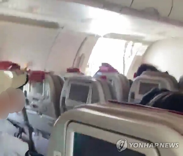 승객들이 탑승한 아시아나항공 여객기가 착륙 직전 출입문이 열린 채 비행하는 사고가 발생했다. 사진은 여객기 출입문이 열린 사고 현장 모습. (출처: 연합뉴스)