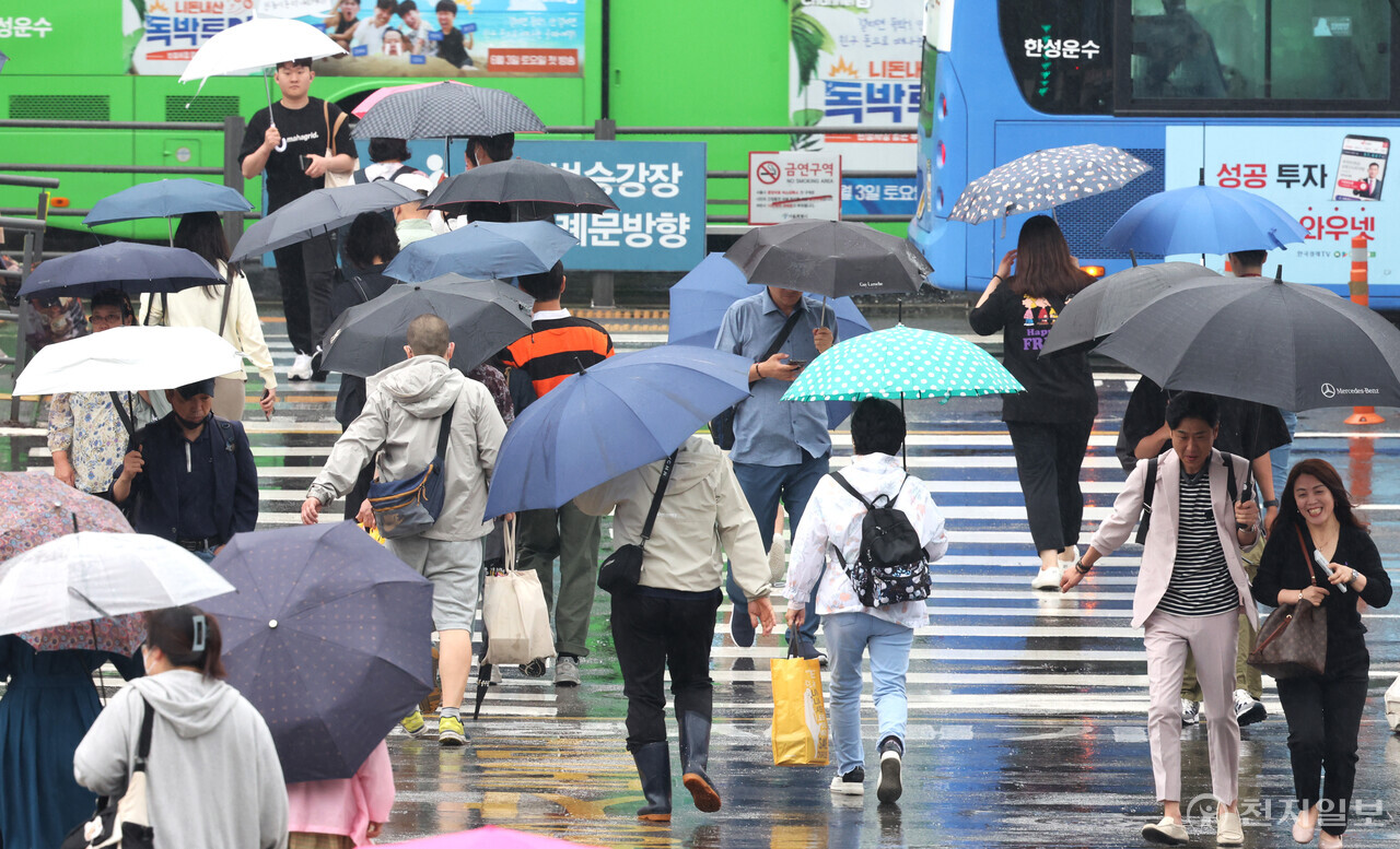 [천지일보=박준성 기자] 부처님오신날인 27일 전국 곳곳에 비가 내리고 있다. 서울역 인근에서 시민들이 우산을 쓰고 발걸음을 옮기고 있다. 기상청에 따르면 이날 오전부터 밤 사이 수도권과 강원도에는 비가 내리고 충북과 영남 내륙 곳곳에는 오후 한때 소나기가 내릴 예정이다. ⓒ천지일보 2023.05.27.