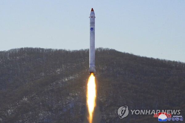 북한이 지난해 12월 진행한 정찰위성 개발 관련 시험 모습. (출처: 연합뉴스)