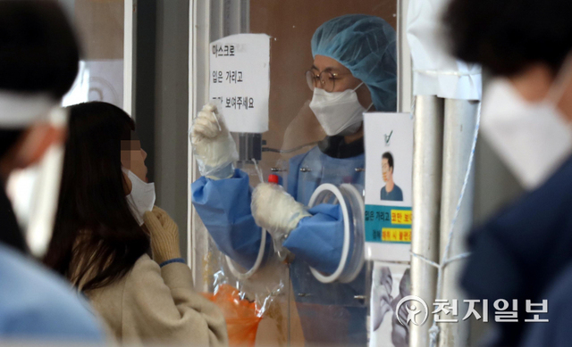 [천지일보=남승우 기자] 서울역 광장 임시 선별검사소에서 시민들이 코로나19 검사를 받고 있다. ⓒ천지일보DB