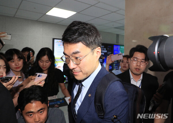 김남국 무소속 의원이 31일 오후 서울 여의도 국회 의원회관에서 사무실을 나서고 있다. (출처: 뉴시스)