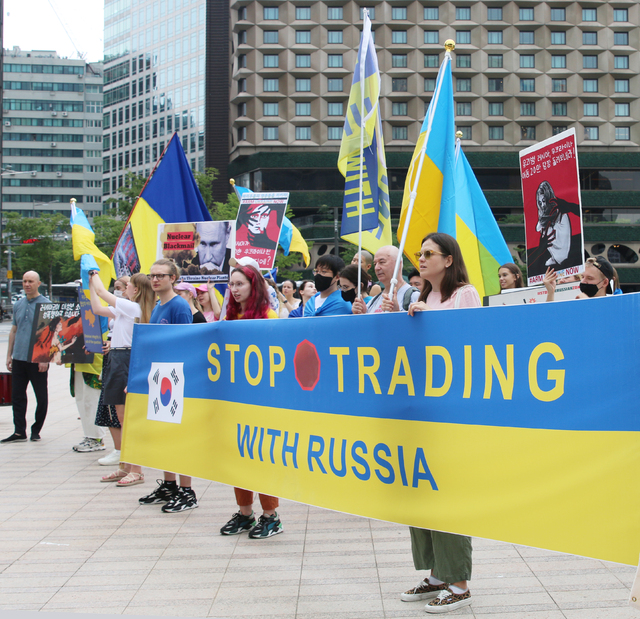 Ukrainians march and rally to spread the message for peace and cessation of war around Deoksugung-gil in Jung-gu, Seoul, on July 24. ⓒCheonji Daily News  2022.07.24.