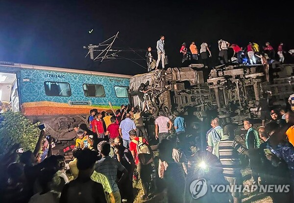 인도 열차 충돌 사고 현장. (출처: 연합뉴스)