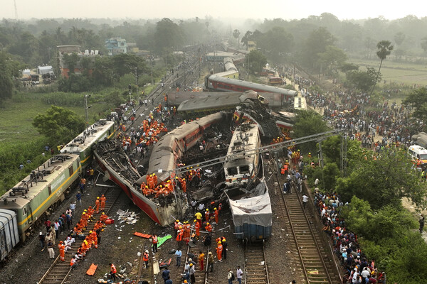 인도 동부에서 20년 만에 최악의 열차 참사가 발생한 가운데 세계 각국의 애도 물결이 이어지고 있다. 로이터 통신 등에 따르면 2일(현지시간) 오후 7시께 인도 오디샤주 발라소레 지역에서 열차 3대가 잇따라 충돌해 288명이 사망하고 900명 이상 부상하는 사고가 발생했다. 사진은 이날 발생한 열차 충돌 관련 사고 현장 (출처:송고시간2023-06-04 08:37 요약beta 공유 댓글 글자크기조정 인쇄인도, 선로 개선·신규 열차 도입에 거액 투입해 현대화 추진 중모디 "책임자 엄중 처벌"…당국, 생존자 수색 종료 후 원인규명 착수(출처: UPI, 연합뉴스)
