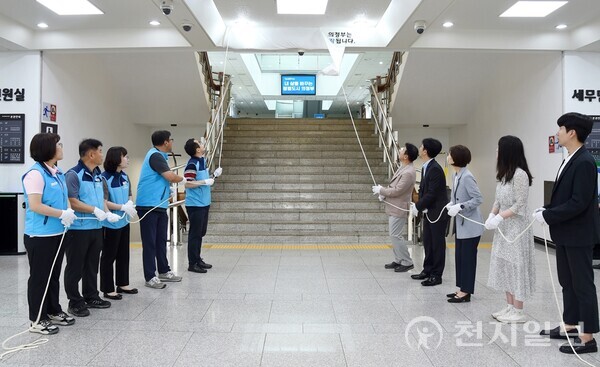 김동근 경기 의정부시장(왼쪽에서 여섯 번째)이 지난달 30일 시청 로비에서 직원들과 함께 ‘청렴현판 제막식’ 행사를 진행하고 있다. (제공: 의정부시) ⓒ천지일보 2023.06.05.