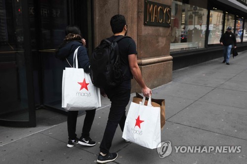 미국 뉴욕 백화점 앞의 쇼핑객(출처: AFP, 연합뉴스)