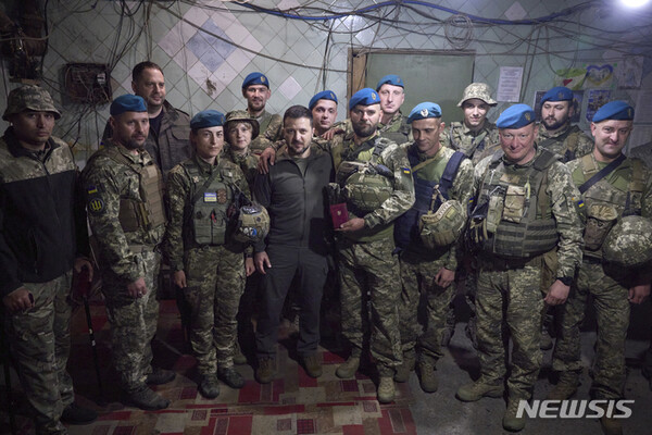 우크라이나 대통령 공보실이 제공한 사진에 볼로디미르 젤렌스키(가운데) 대통령이 23일(현지시각) 도네츠크주를 방문해 병사들을 표창한 후 함께 기념 촬영을 하고 있다. 2023.05.23. (출처: 뉴시스)