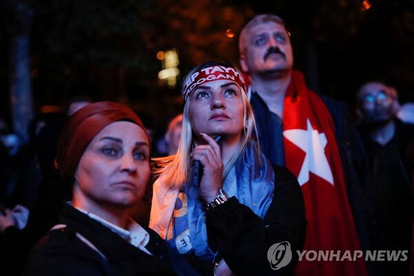 레제프 타이이프 에르도안 튀르키예 대통령의 지지자들이 14일(현지시간) 대선 개표 결과를 초조하게 지켜보고 있다. (출처: 연합뉴스)