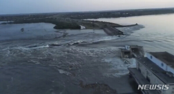 [AP/뉴시스] 우크라 대통령실 배포 비디오 사진으로 6일 카코우카 댐이 무너져 큰 물이 넘쳐 흐르고 있다