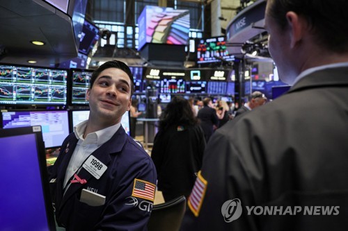 NYSE 입회장에서 일하는 트레이더들의 모습(연합뉴스)