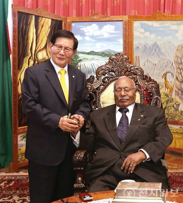 2012년 12월 3일 에티오피아를 방문한 이만희 HWPL 대표가 아디스아바바 대통령 궁에서 기르마 월데 기오르기스 에티오피아 대통령(당시)과 만남을 갖고 기념촬영하고 있다. (제공: HWPL) ⓒ천지일보 2023.06.09.
