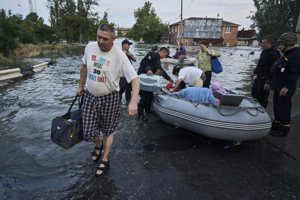 6일(현지시각) 우크라이나 헤르손 홍수 지역에서 구조대원들이 주민들을 구조해 안전한 곳으로 대피시키고 있다. (AP/뉴시스)