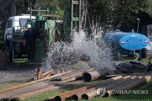 지난 6일(현지시간) 우루과이 공원에서 지하수 퍼내기 작업(출처: AFP, 연합뉴스)