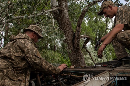 도네츠크 지역에서 전차를 수리 중인 우크라이나군(출처: 로이터 통신, 연합뉴스)
