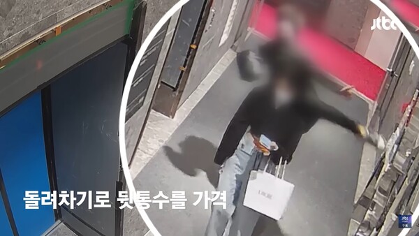 지난해 5월 부산 서면 오피스텔 공동현관에서 귀가하던 20대 여성을 무차별 폭행한 30대 남성의 모습. (출처:JTBC 사건반장 방송화면 캡처)