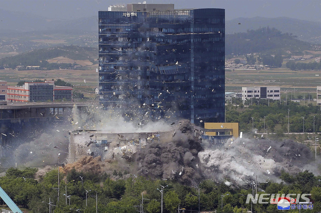 [서울=AP/뉴시스] 북한 조선중앙통신이 16일 개성공단 내 남북공동연락사무소를 폭파한 모습을 17일 보도했다.