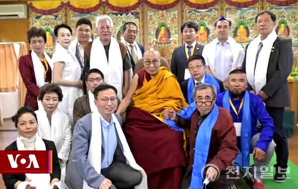 한국의 영토학자인 장계황 한국역사영토재단 이사장이 10일(현지 시간) 티베트의 정신적 지도자 달라이 라마를 만났다고 15일 밝혔다. 티베트 망명정부가 있는 인도 북부 다람살라에서 사흘간 열린 이번 행사에는 티베트 남몽골 신장위구르 만주 등 망명정부 지도자들과 다른 지역에서 온 약 50명의 대표들이 현지를 찾았다. (제공: 한국역사영토재단) ⓒ천지일보 2023.06.15.