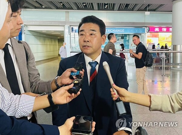더불어민주당 방중단의 일원으로 중국을 방문한 박정 의원이 15일 베이징 서우두국제공항에 도착한 뒤 기자들의 질문에 답하고 있다. (출처: 연합뉴스)