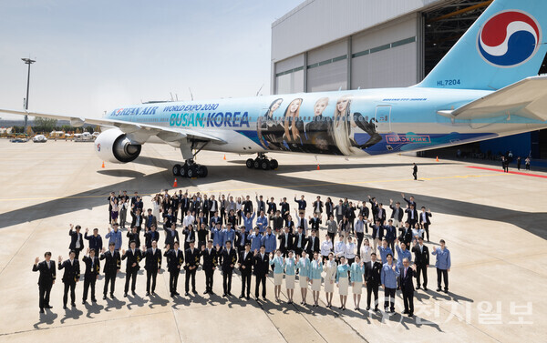 대한항공 직원들이 부산세계박람회 유치 기원 블랙핑크 래핑 대한항공 항공기 (보잉777-300ER) 앞에서 기념 사진을 촬영하고 있다. (제공: 대한항공) ⓒ천지일보 2023.06.16.