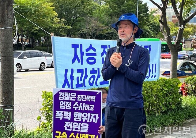 [천지일보=김민희 기자] 전국민주연합노조 조계종 지부 박정규 기획홍보부장이 18일 오전 서울 강남구 봉은사 앞에서 열린 ‘봉은사 승려의 집단폭행 규탄 4차 시민집회’에 참석해 봉은사 승려 집단폭행 사건에 대한 심경을 밝히고 있다. 그는 지난달 14일 봉은사 앞에서 자승 전 총무원장의 선거 개입 등을 주장하는 1인 피켓 시위를 준비하던 중 승려들로부터 집단폭행을 당했다. ⓒ천지일보 2022.09.18