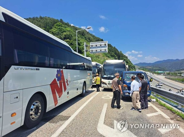홍천서 수학여행 버스 등 차량 8중 추돌사고. (출처: 연합뉴스)